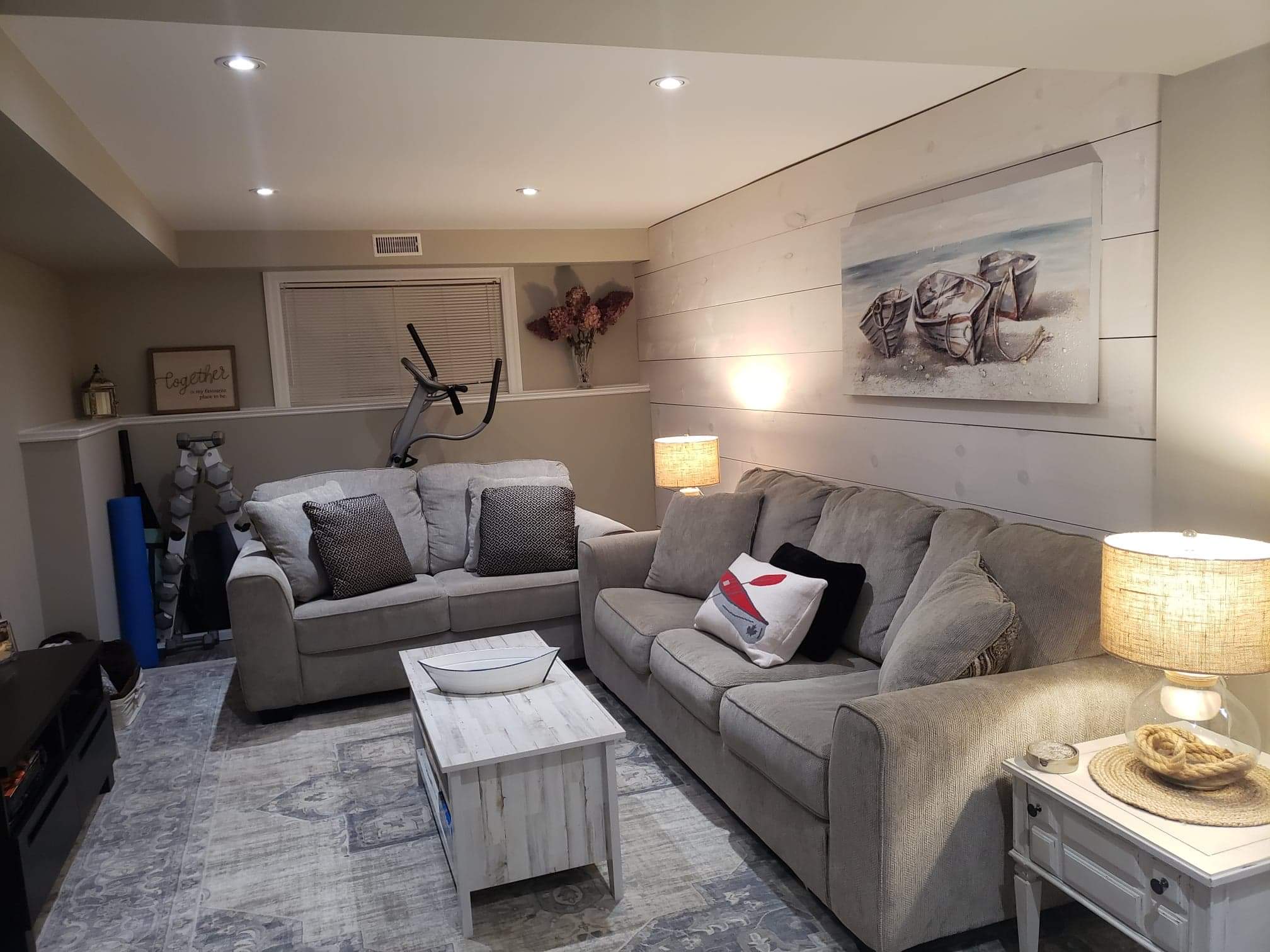 Cozy Winter Retreat. 10 Minutes to Ski resorts, Close to Everything