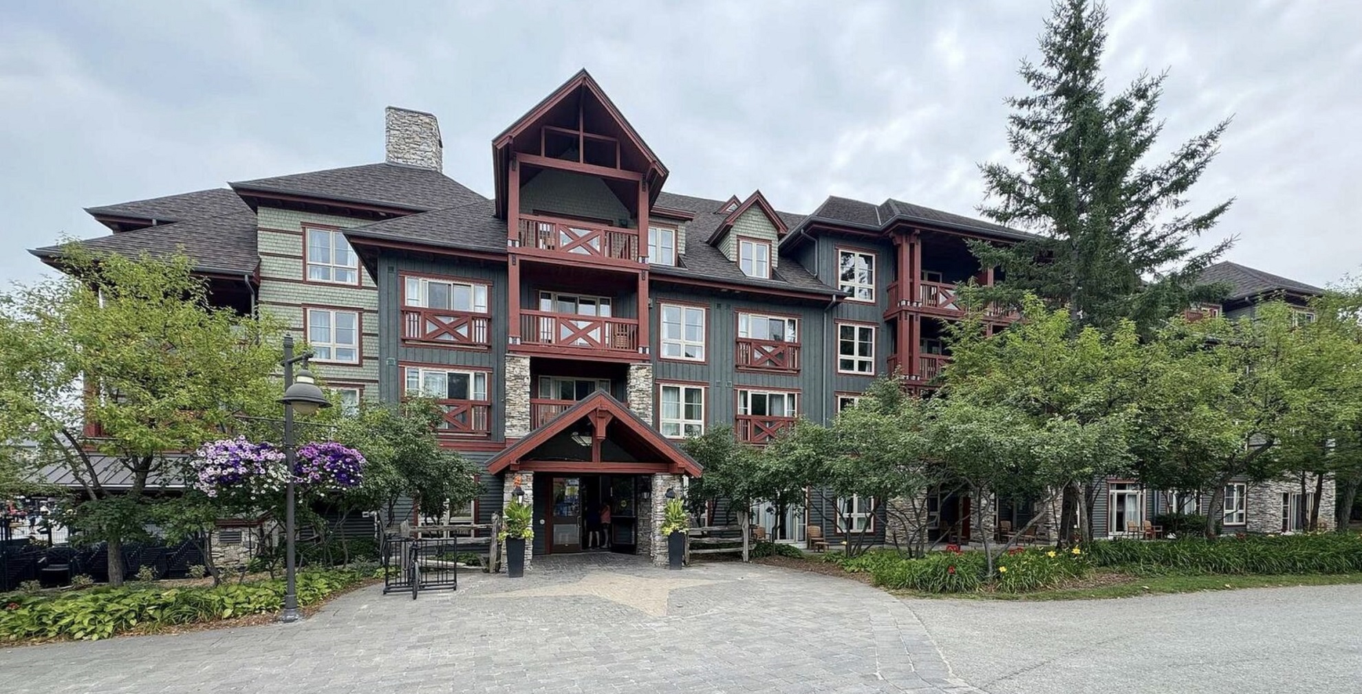 SLOPE-SIDE 3-Bedroom, 3-Bath End-Unit in Sought-After Weider Lodge. 