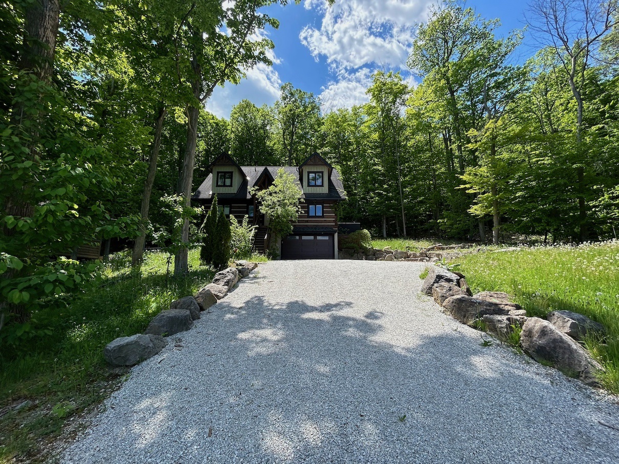 Log Cabin - Gorgeous 3 bedroom 3 bathroom Chalet on a large deep lot with views of Georgian Bay.